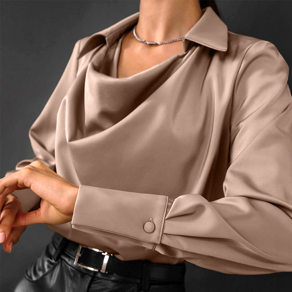 Sylvie | Satijnen Blouse met luxe glans en plooihals