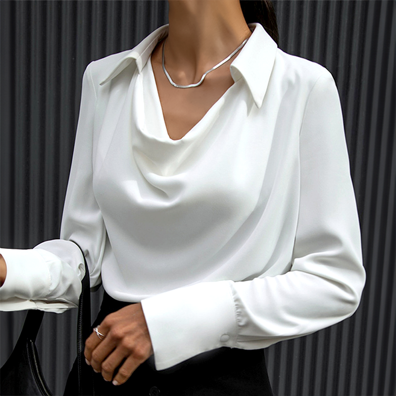 Sylvie | Satijnen Blouse met luxe glans en plooihals