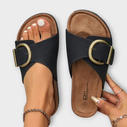 Damesslippers met gespsluiting