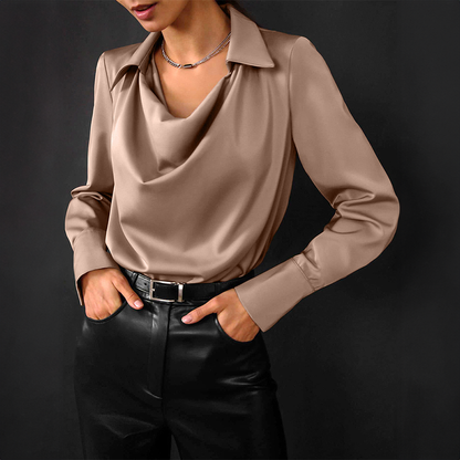 Sylvie | Satijnen Blouse met luxe glans en plooihals